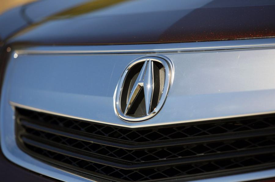 Логотип Acura TL SH-AWD 2011 года  (фото 2 из 101)